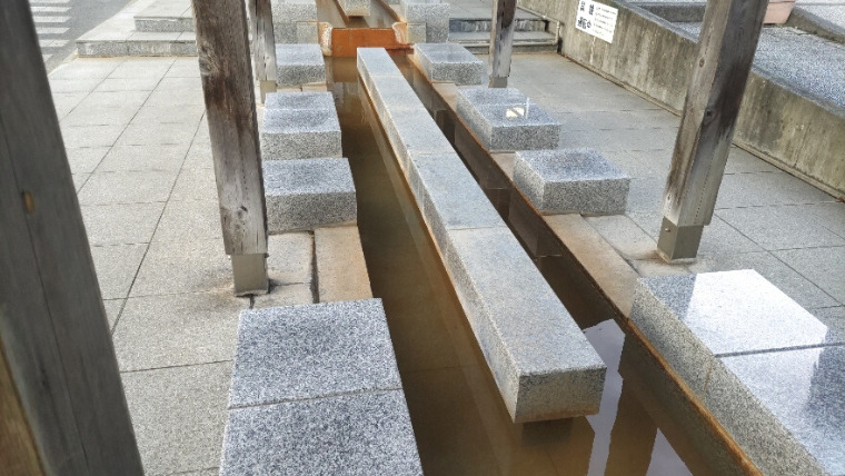 遠刈田・神の湯足湯の浴槽