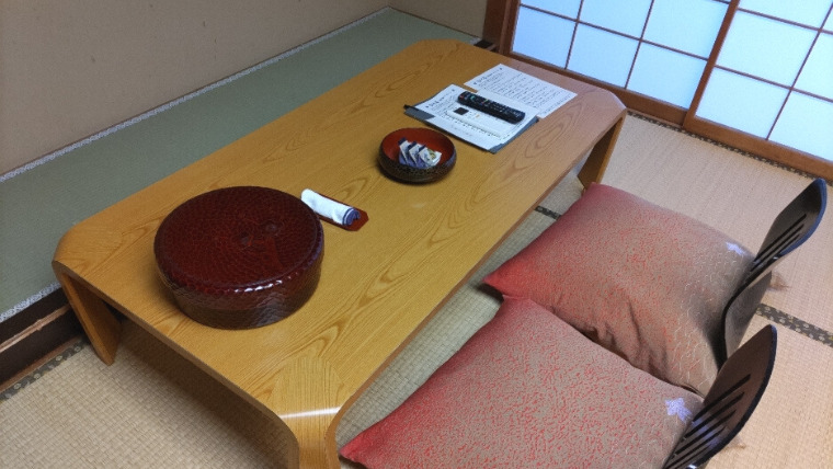 遠刈田温泉・さんさ亭客室テーブル
